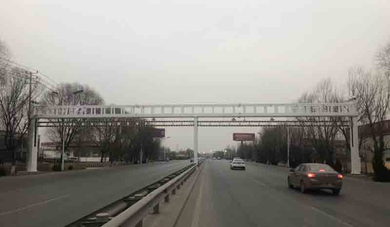 鞍山公路限高杆